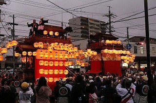 写真：役場北交差点での曳き別れ