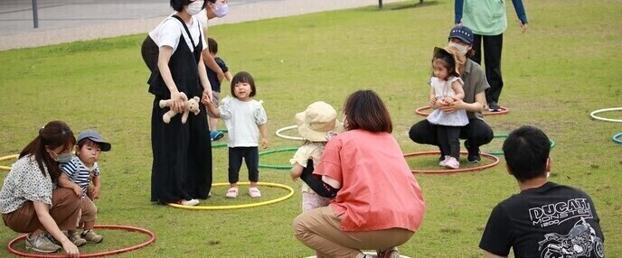 写真：公園で遊ぶ