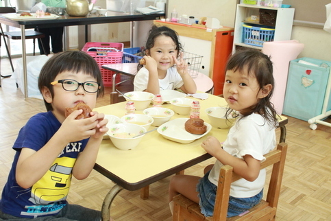 給食を食べる風景