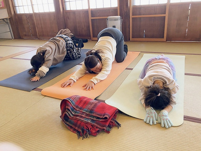 親子ヨガのイメージ