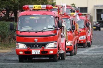 競技を開始する消防車両の写真