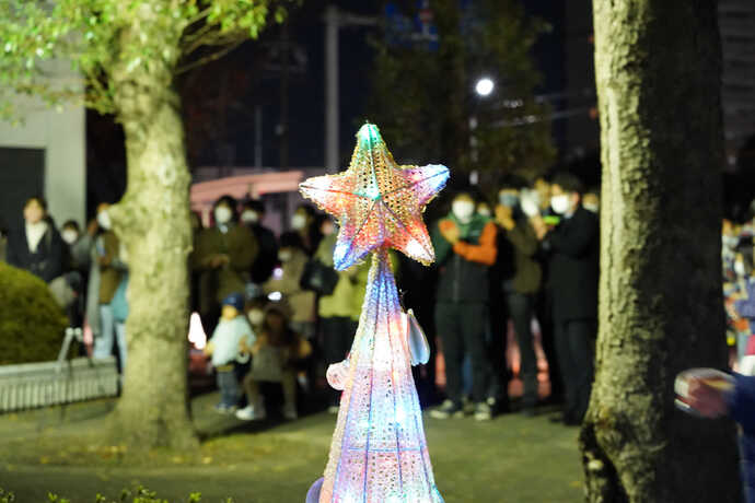 作品展の様子（光るツリー）