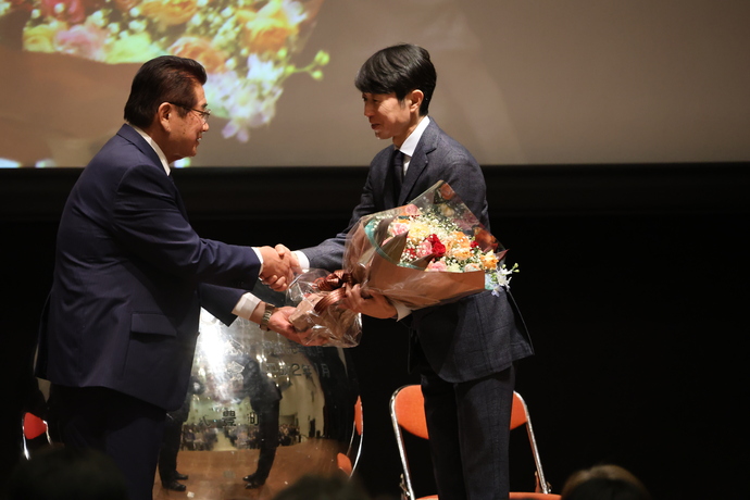 花束を受け取る武豊騎手