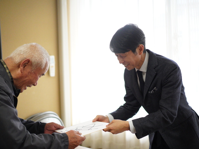 住民へサインを書く武豊騎手