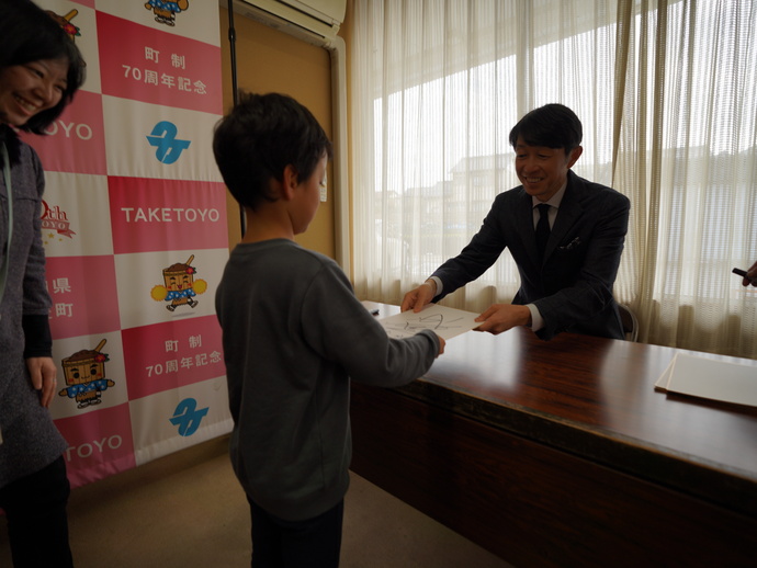 サインを渡す武豊騎手