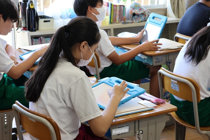 タブレットを使う中学生の画像