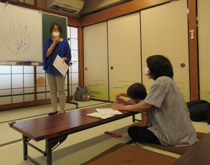 手相占いの様子1